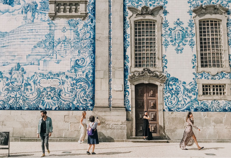 Porto church facade Igreja do Carmo